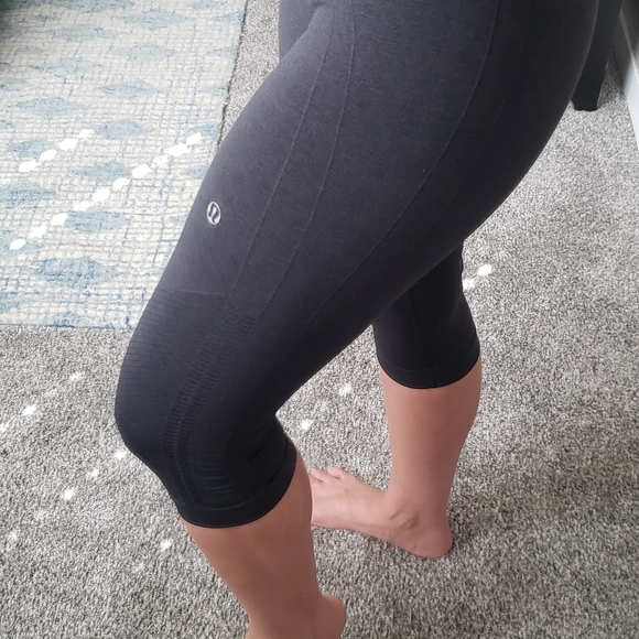 Lululemon size 4 charcoal leggings - Picture 2 of 3